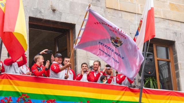 José Luis Korta ondea en el balcón del Ayuntamiento de Castro una bandera con La Marinera / Guillermo Agudo