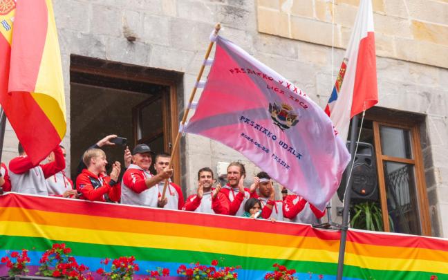 José Luis Korta ondea en el balcón del Ayuntamiento de Castro una bandera con La Marinera / Guillermo Agudo José Luis Korta ondea en el balcón del Ayuntamiento de Castro una bandera con La Marinera / Guillermo Agudo