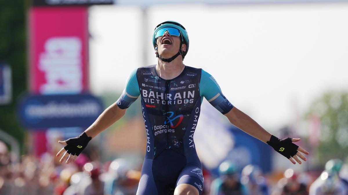 El ciclista belga Alec Segaert celebra la victoria, su primer laurel en el Giro.
