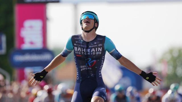 El ciclista belga Alec Segaert celebra la victoria, su primer laurel en el Giro.