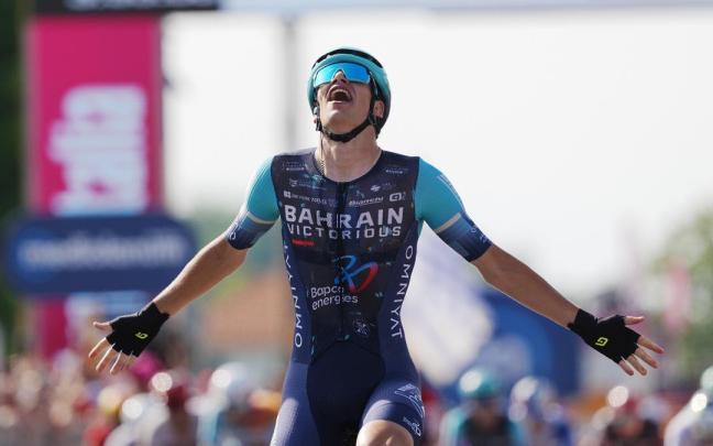 El ciclista belga Alec Segaert celebra la victoria, su primer laurel en el Giro.