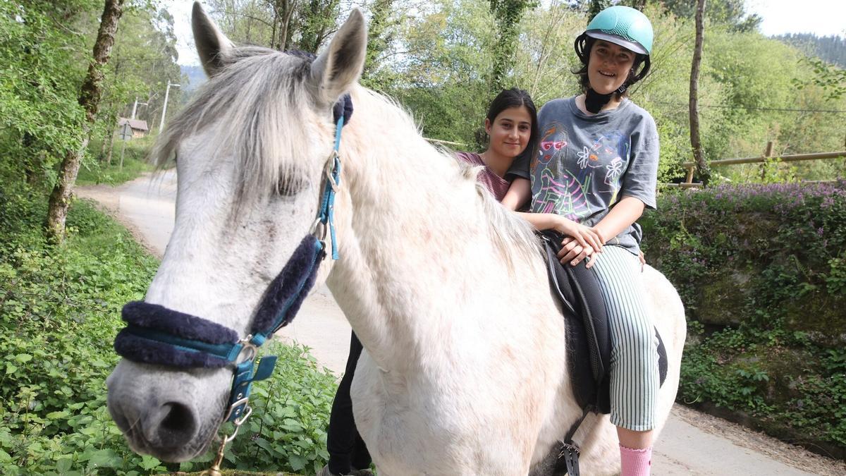Ziortza Llano acompaña a una paciente en su centro de terapia asistida con caballos para personas con diversidad funcional, ubicado en Gordexola.