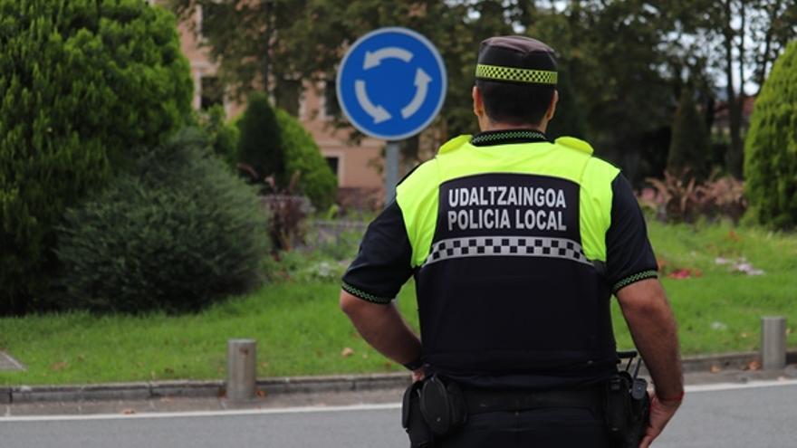 Imagen de archivo de un agente de la Policía Local de Irun.