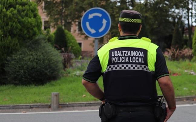 Imagen de archivo de un agente de la Policía Local de Irun.