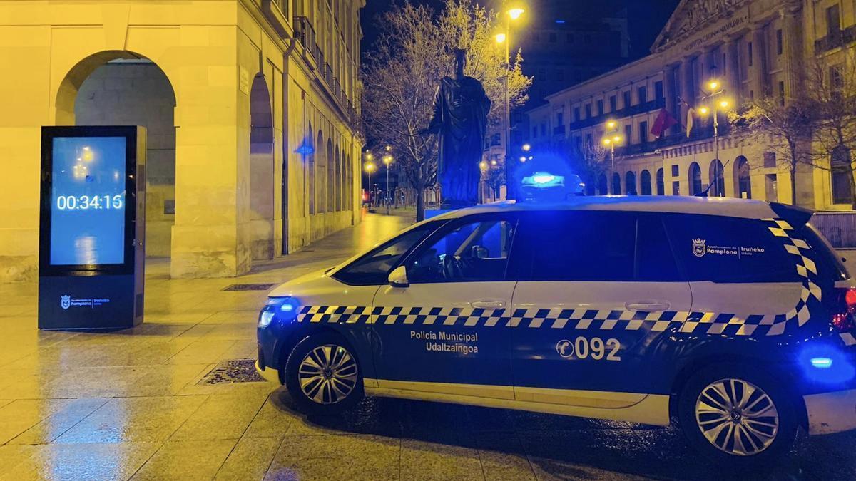 Un furgón de la Policía Municipal en la Plaza del Castillo.