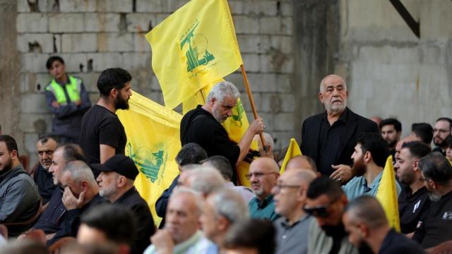 Imagen de archivo de banderas del partido-milicia Hezbolá.