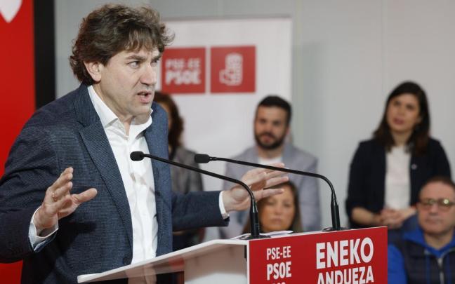 El candidato del PSE, Eneko Andueza, en el acto electoral de su partido este domingo.