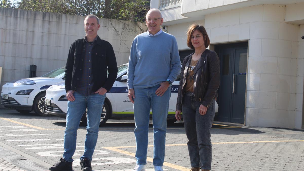 Haritz Alberdi, Iñaki Ostolaza y Nagore Alkorta fuera de la sede de la Policía Municipal de Zumaia.