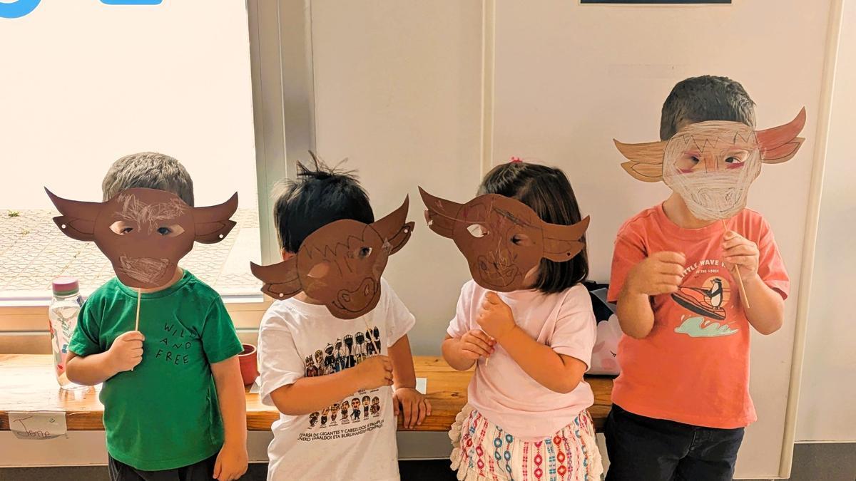 Menores en un taller de máscaras en la ludoteca de Amurrio