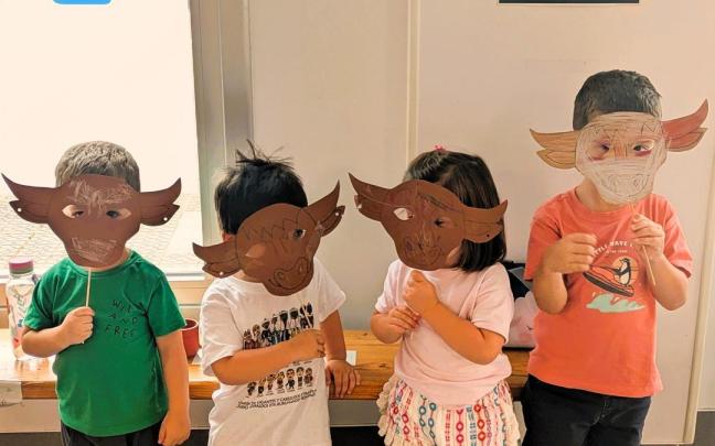 Menores en un taller de máscaras en la ludoteca de Amurrio