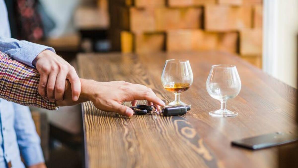 Hombre evita que su amigo conduzca después de haber bebido