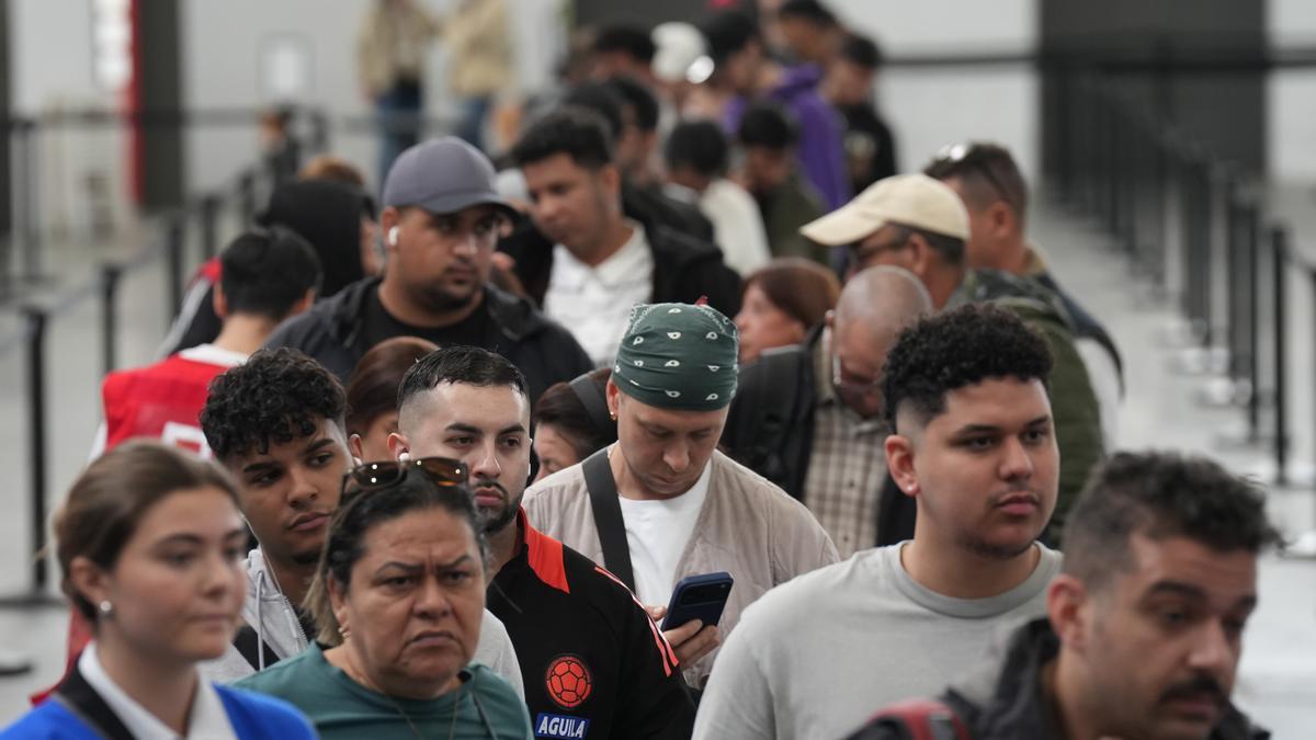 Decenas de migrantes hacen cola para iniciar el proceso de regularización.