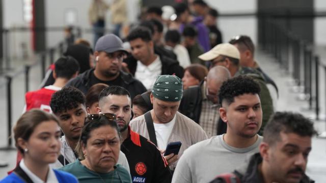 Decenas de migrantes hacen cola para iniciar el proceso de regularización.