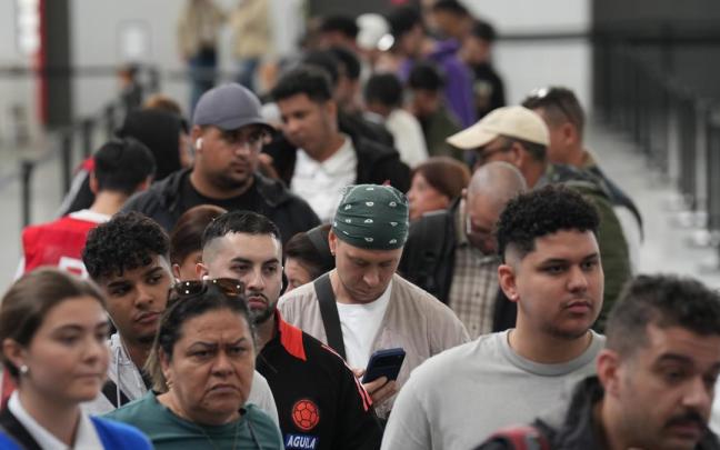 Decenas de migrantes hacen cola para iniciar el proceso de regularización.