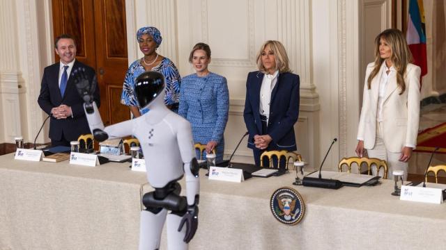 Melania sorprende al entrar acompañada del robot humanoide Figura 3, el primero presentado oficialmente en la Casa Blanca.