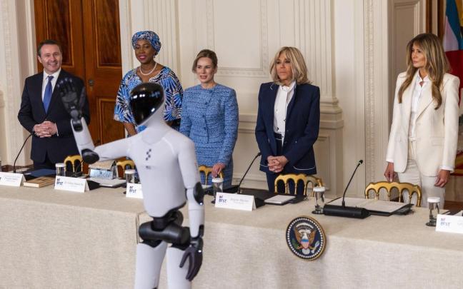 Melania sorprende al entrar acompañada del robot humanoide Figura 3, el primero presentado oficialmente en la Casa Blanca.