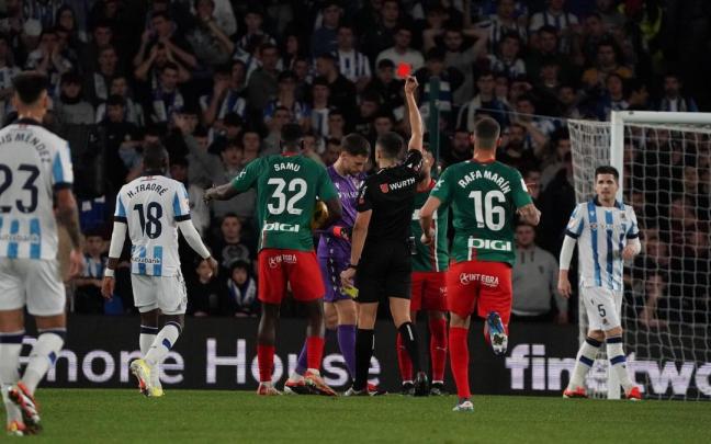 García Verdura expulsa a Álex Remiro durante el Real-Alavés de la primera vuelta. / RUBEN PLAZA
