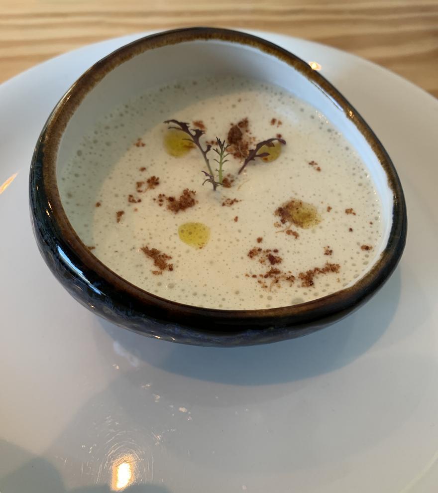 Gazpacho con mousse de ajo blanco.