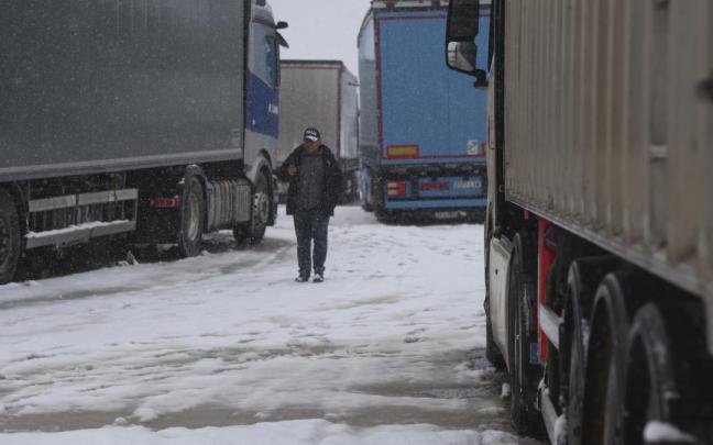 Camiones estacionados en un área de servicio.