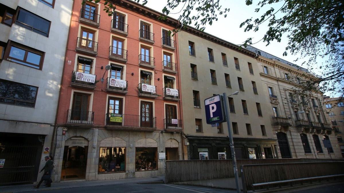 Fachada del San Ignacio, en el segundo piso, aún con los toldos del restaurante que fue hasta 2020.