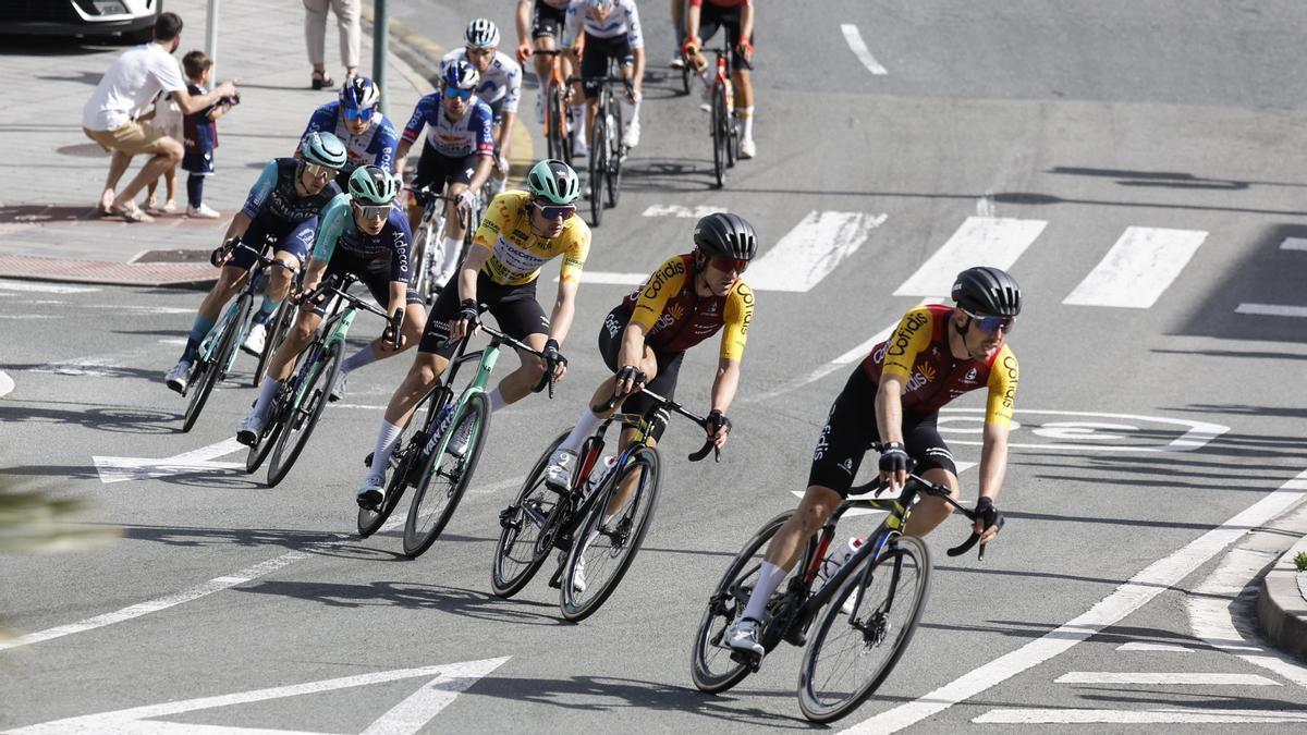El grupo de favoritos de la Itzulia, con el líder Seixas.