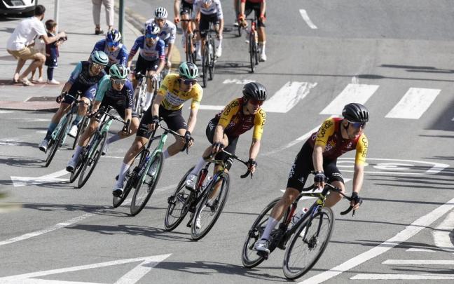 El grupo de favoritos de la Itzulia, con el líder Seixas.