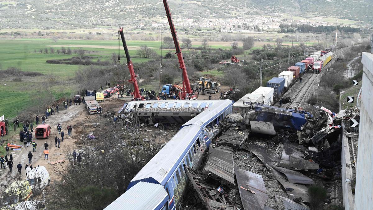 Dos trenes han colisionado frontalmente en la zona de Larissa, Grecia.