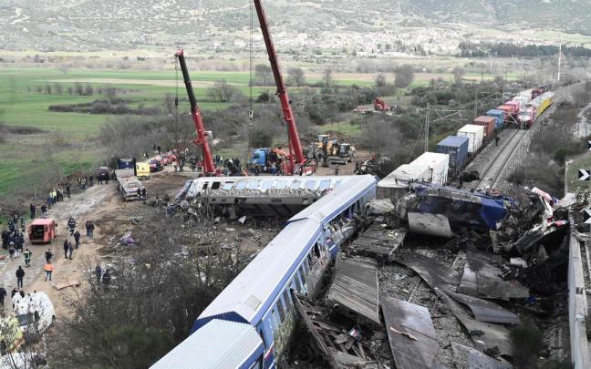 Dos trenes han colisionado frontalmente en la zona de Larissa, Grecia.