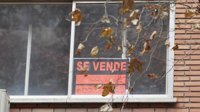 Cartel de 'Se vende' en una vivienda.