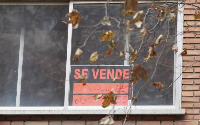 Cartel de 'Se vende' en una vivienda.