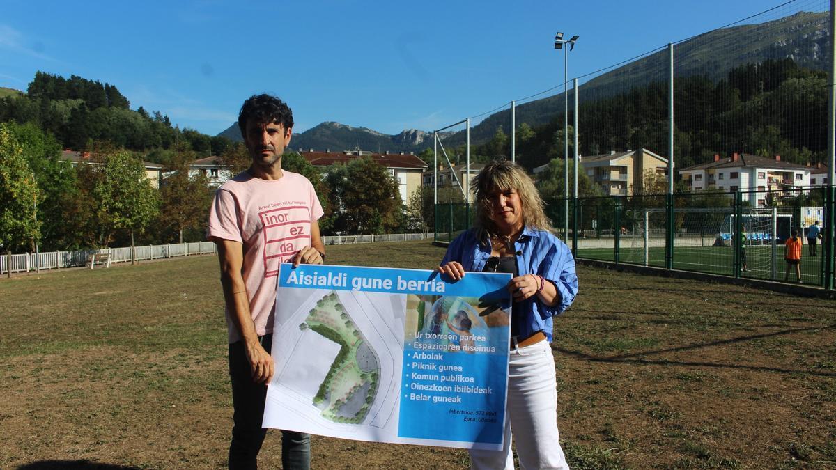 El alcalde, Garikoitz Iturbe, y la edil Lorea Serrato en la presentación del proyecto.