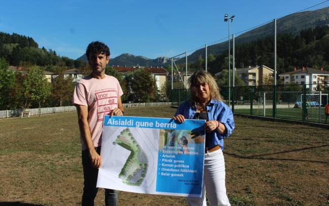 El alcalde, Garikoitz Iturbe, y la edil Lorea Serrato en la presentación del proyecto.