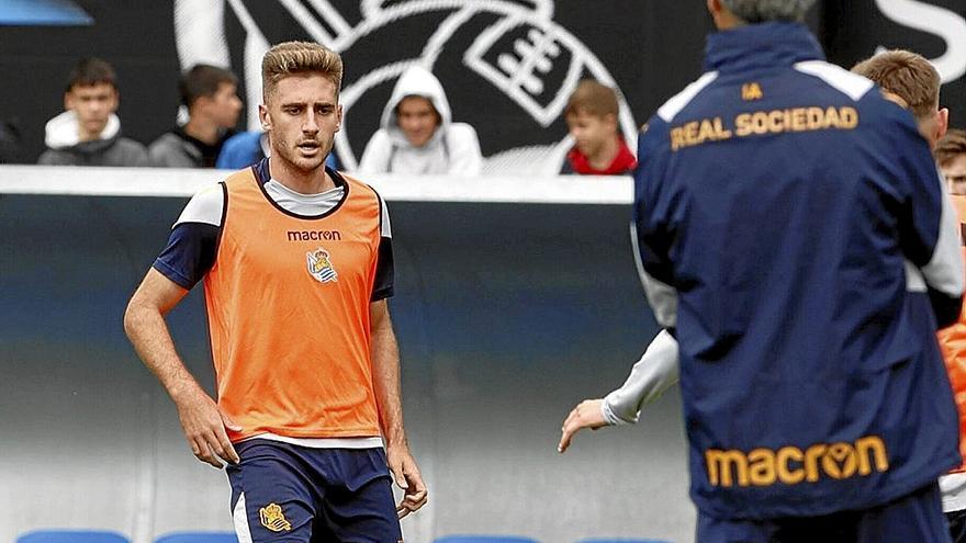 Robert Navarro, con Imanol Alguacil, en el entrenamiento de ayer en Zubieta. / JAVI COLMENERO