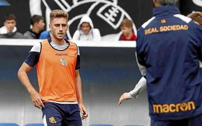 Robert Navarro, con Imanol Alguacil, en el entrenamiento de ayer en Zubieta. / JAVI COLMENERO