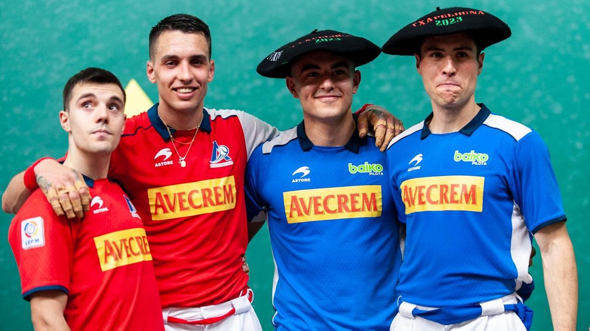 Iker Larrazabal e Iosu Eskiroz, con las txapelas del Parejas de Promoción, junto a Javier Zabala y Andoni Gaskue.