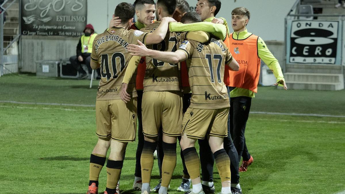 Los jugadores de la Real celebran el gol de Brais al Conquense. / ÁLVARO DEL OLMO