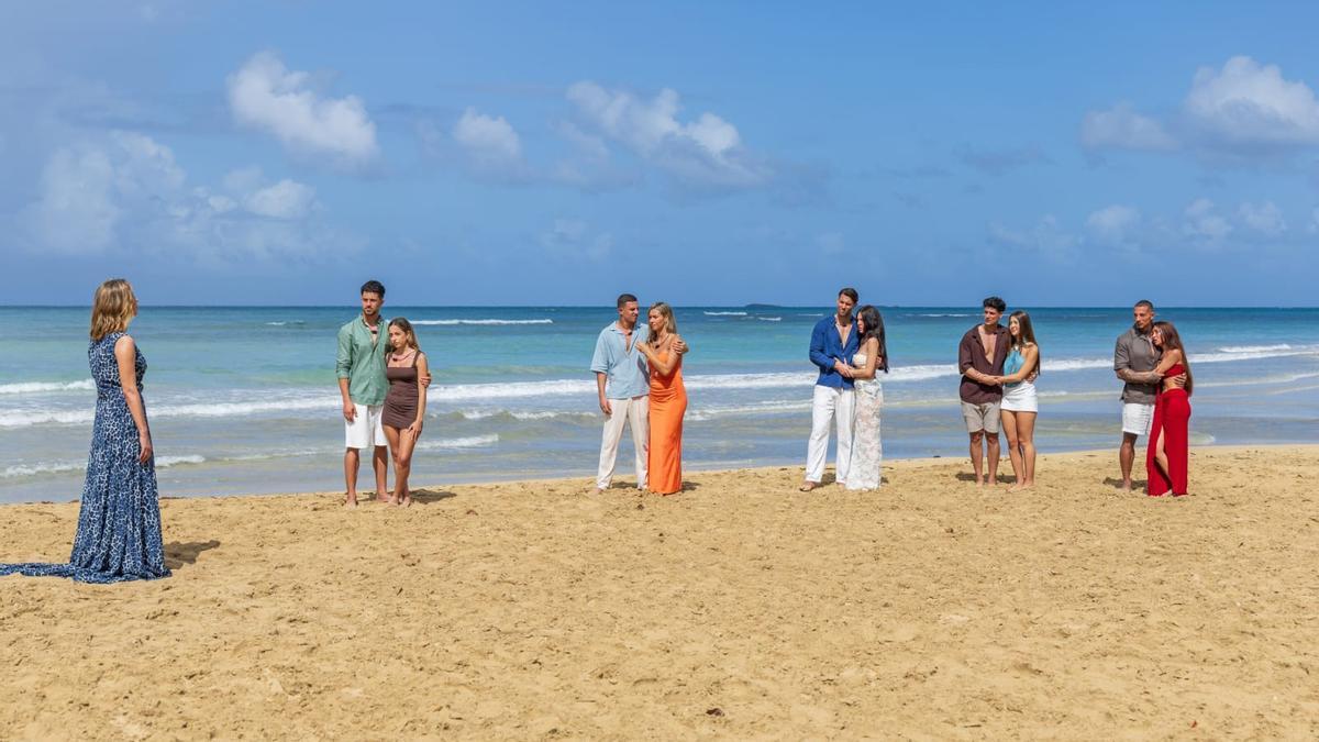 Sandra Barneda con las nuevas parejas de esta edición de 'La isla de las tentaciones'