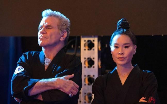 Los intérpretes Martin Kove y Alicia Hannah-Kim en 'Cobra Kai'. / Netflix Los intérpretes Martin Kove y Alicia Hannah-Kim en 'Cobra Kai'.