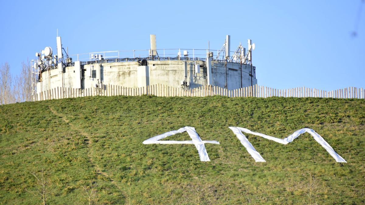 Invitación vecinal, bajo el depósito de Burlada, para acudir a la manifestación de este sábado, 4 de marzo.