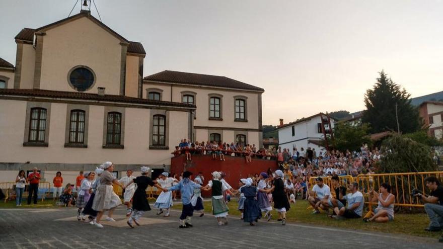 Danzas en el anfiteatro del museo etnográfico en el solsticio de verano de 2024