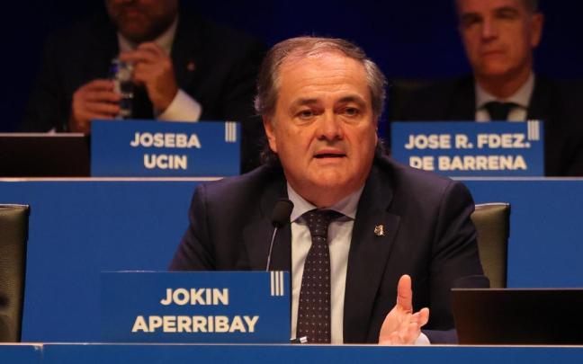 El presidente de la Real, Jokin Aperribay, durante la junta de accionistas. IKER AZURMENDI