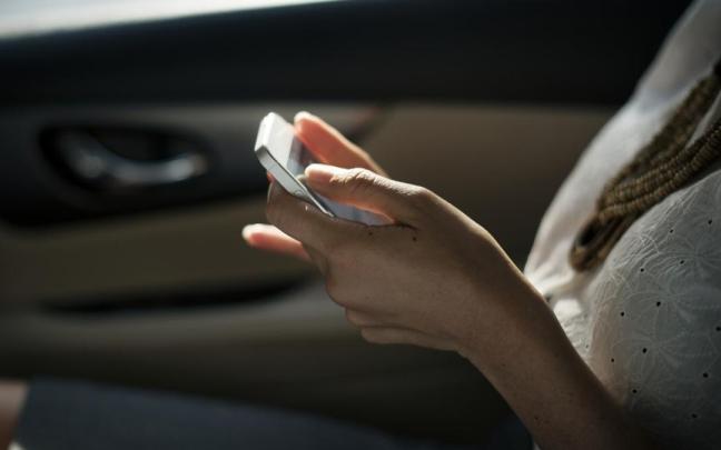 Una mujer usando el teléfono móvil.