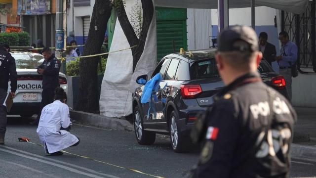 Peritos forenses trabajan en la zona donde fue asesinada la secretaria particular de la Jefa de Gobierno Clara Brugada. / EFE Peritos forenses trabajan en la zona donde fue asesinada la secretaria particular de la Jefa de Gobierno Clara Brugada.