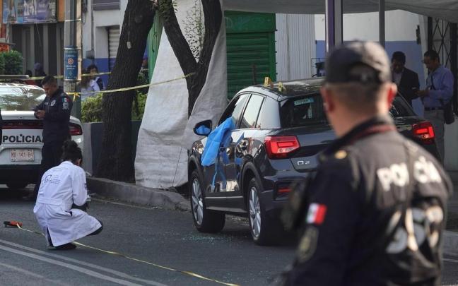 Peritos forenses trabajan en la zona donde fue asesinada la secretaria particular de la Jefa de Gobierno Clara Brugada.