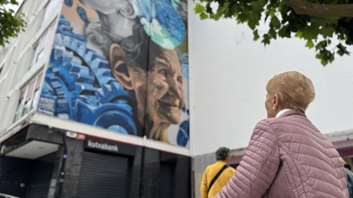 Una mujer observa el imponente mural que rinde homenaje a las mujeres migrantes que llegaron a San Andrés en los años 60.