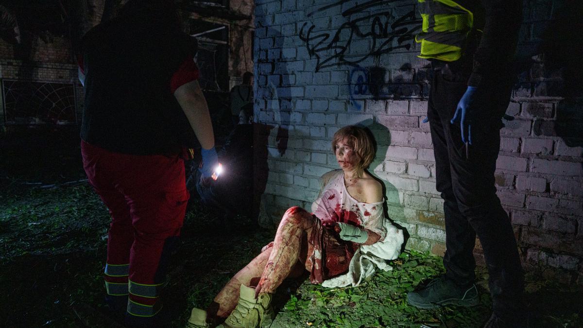 Valeria Syniuk, de 65 años, permanece sentada junto a su vivienda gravemente dañada. Dormía cuando un misil ruso destruyó el edificio situado frente al suyo. Kyiv (Ucrania), 24 de abril de 2025.