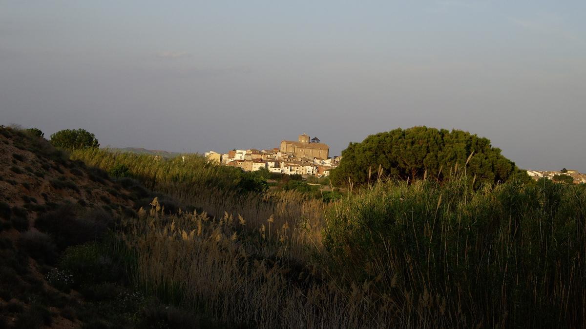Vista de la Puebla de Híjar, con la iglesia de la Natividad dominando el horizonte.