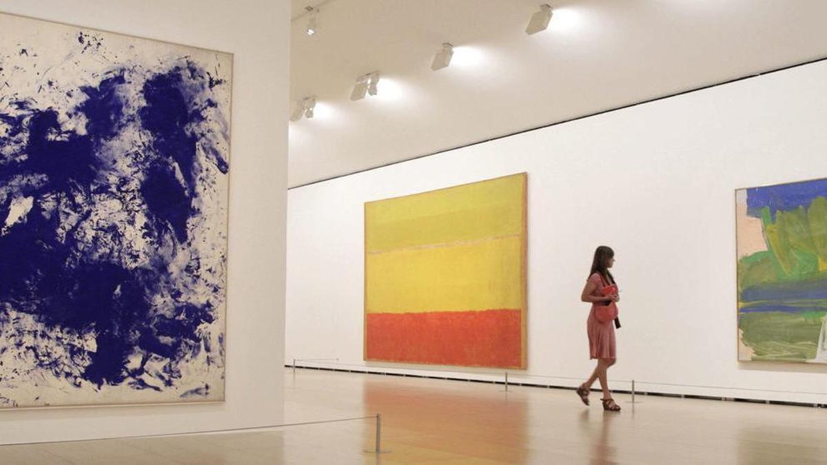 Una mujer pasea ante un cuadro de Rothko (c) en una imagen de archivo.