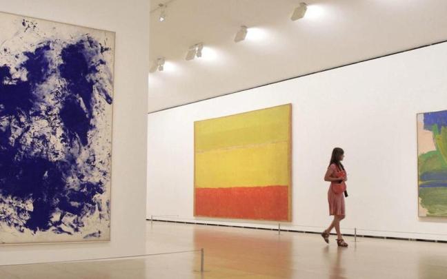 Una mujer pasea ante un cuadro de Rothko (c) en una imagen de archivo. / EFE Una mujer pasea ante un cuadro de Rothko (c) en una imagen de archivo.