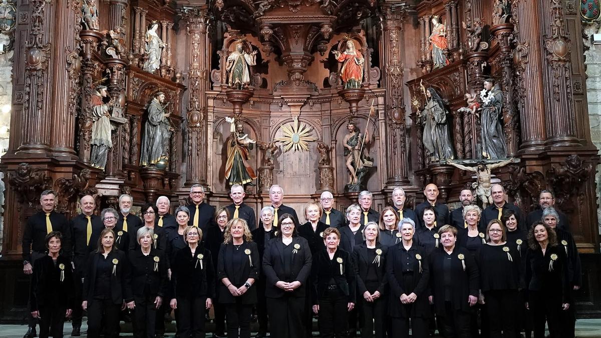 Una imagen más reciente del coro con Mirengu Plazaola como directora.
